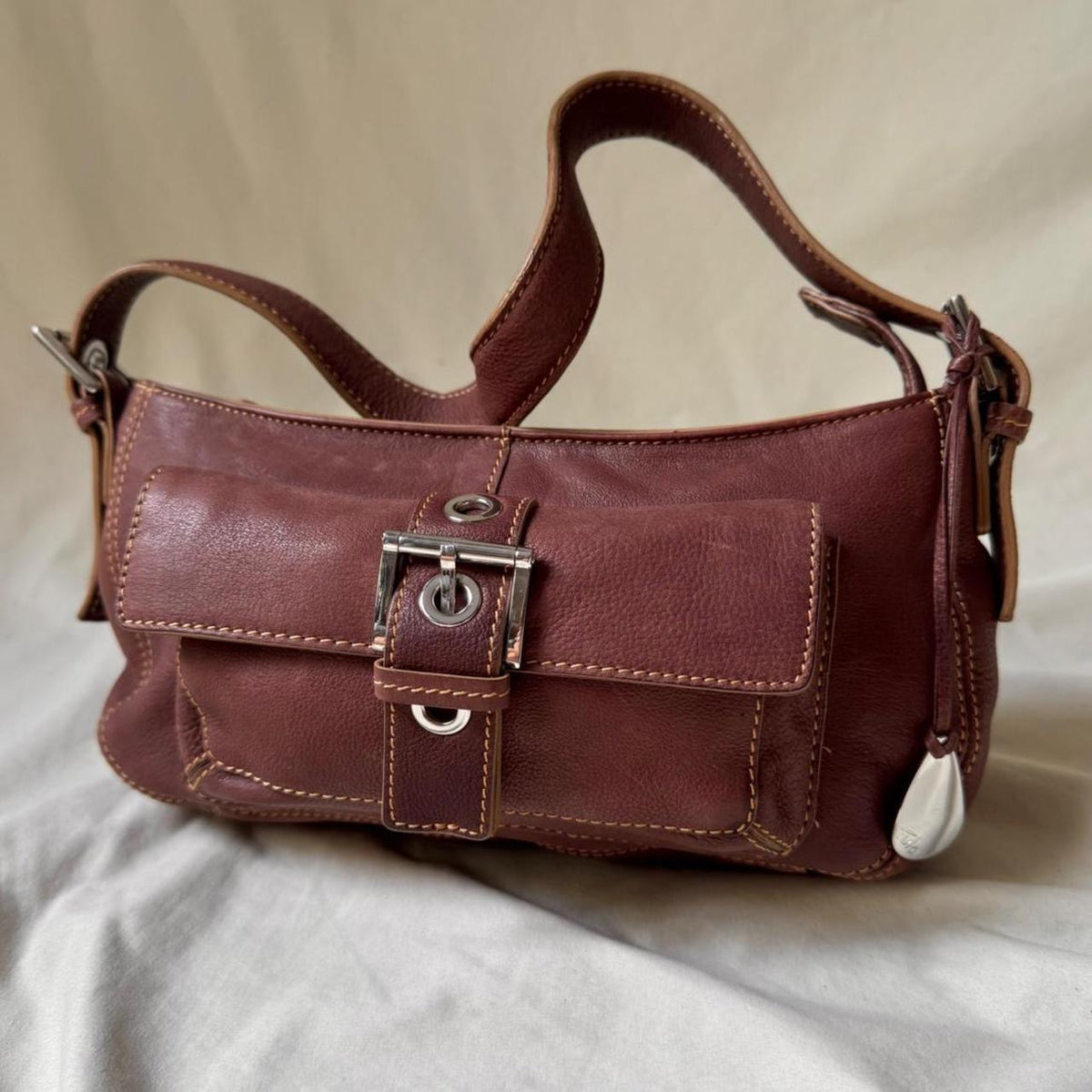 Vintage y2k small leather bag. 00s rose burgundy colour going out bag. Real, genuine leather. Slouchy but structured cute baguette bag. Chunky silver hardware.